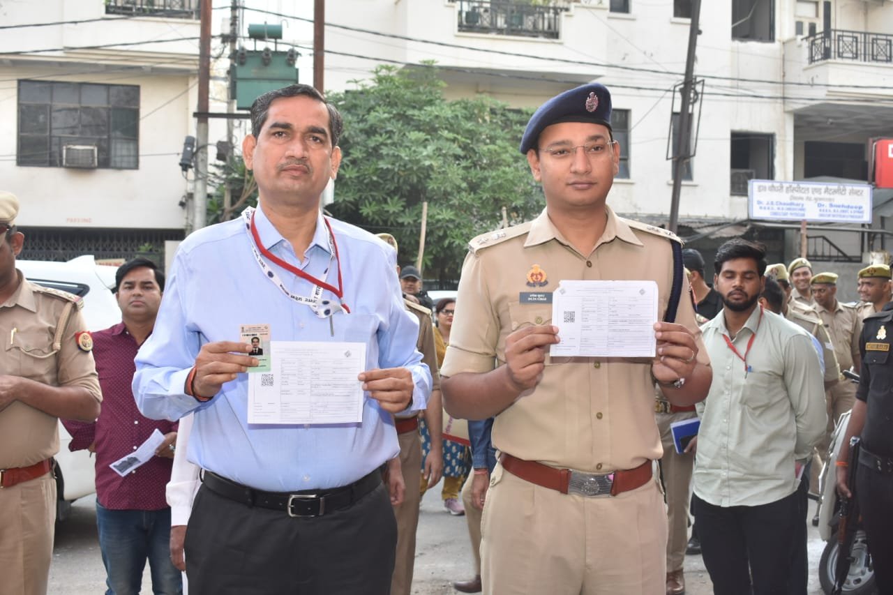 डीएम और एसएसपी ने डायट में स्थित मतदान केंद्र पर किया मतदान
