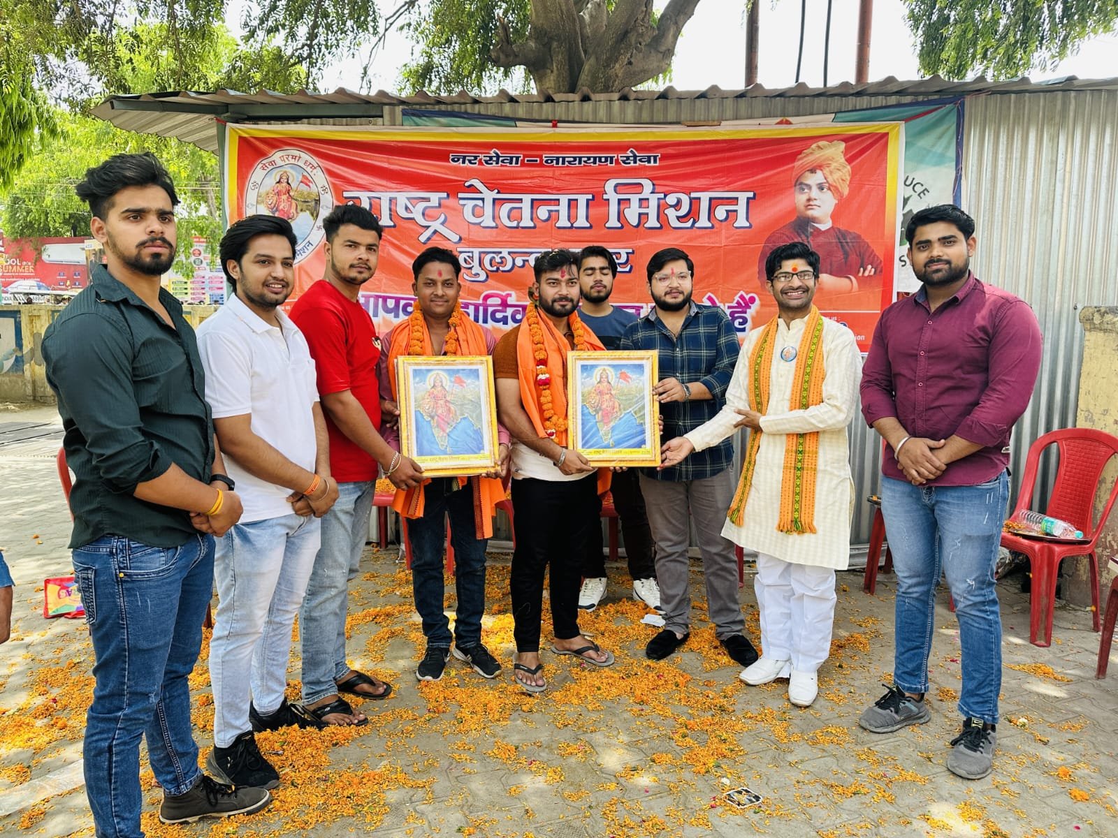 बुलंदशहर: श्रमिक दिवस पर राष्ट्र चेतना मिशन ने सफाईकर्मियों को किया सम्मानित